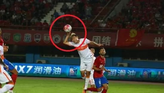 防守球员手球进球怎么判_防守方手球进球_足球比赛防守队员手球进球规则