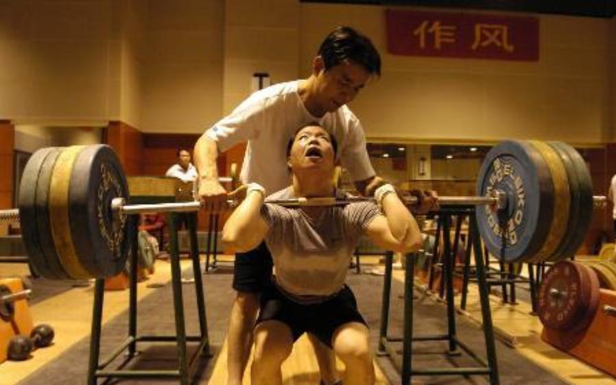 举重冠军孩子怎么教育_举重冠军的孩子_小孩举重冠军