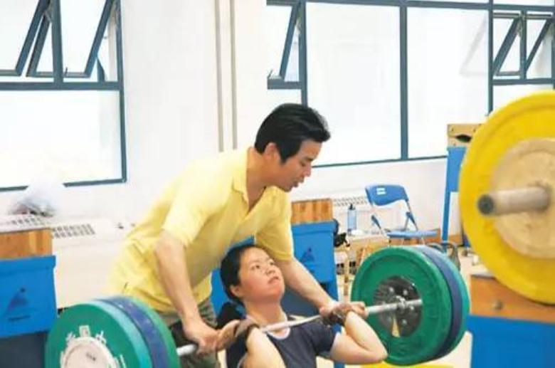 小孩举重冠军_举重冠军孩子怎么教育_举重冠军的孩子