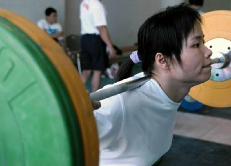 小孩举重冠军_举重冠军孩子怎么教育_举重冠军的孩子