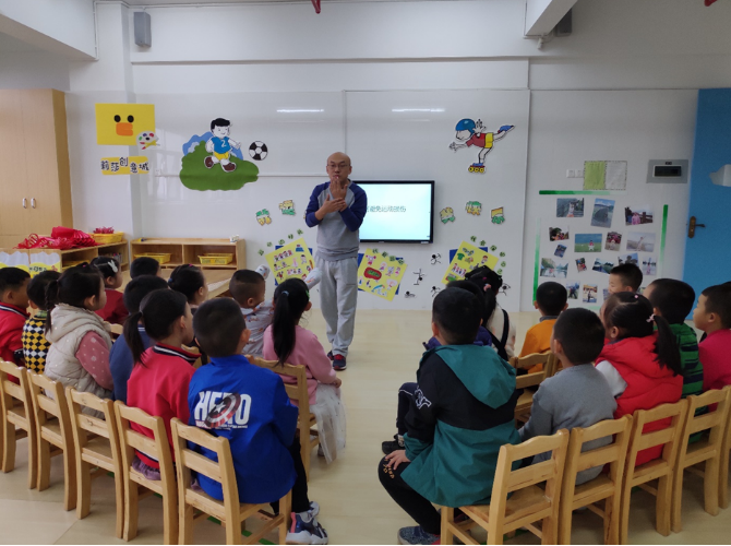 孩子踢足球技巧_教小孩踢足球的技巧_教孩子踢足球入门教材