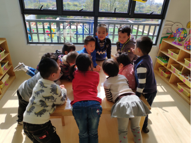 教孩子踢足球入门教材_教小孩踢足球的技巧_孩子踢足球技巧