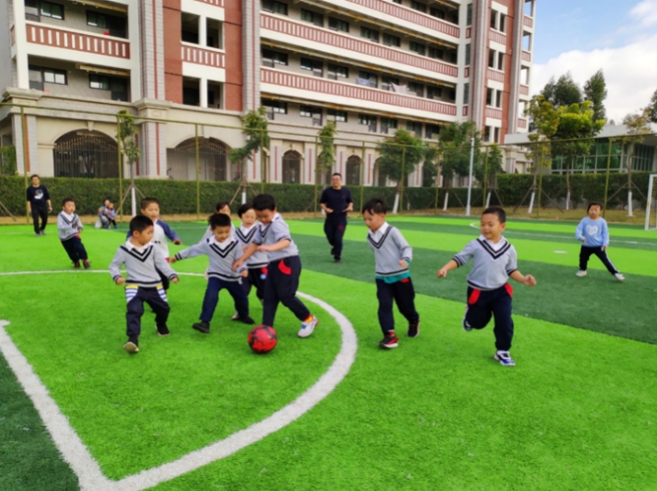 教孩子踢足球入门教材_孩子踢足球技巧_教小孩踢足球的技巧