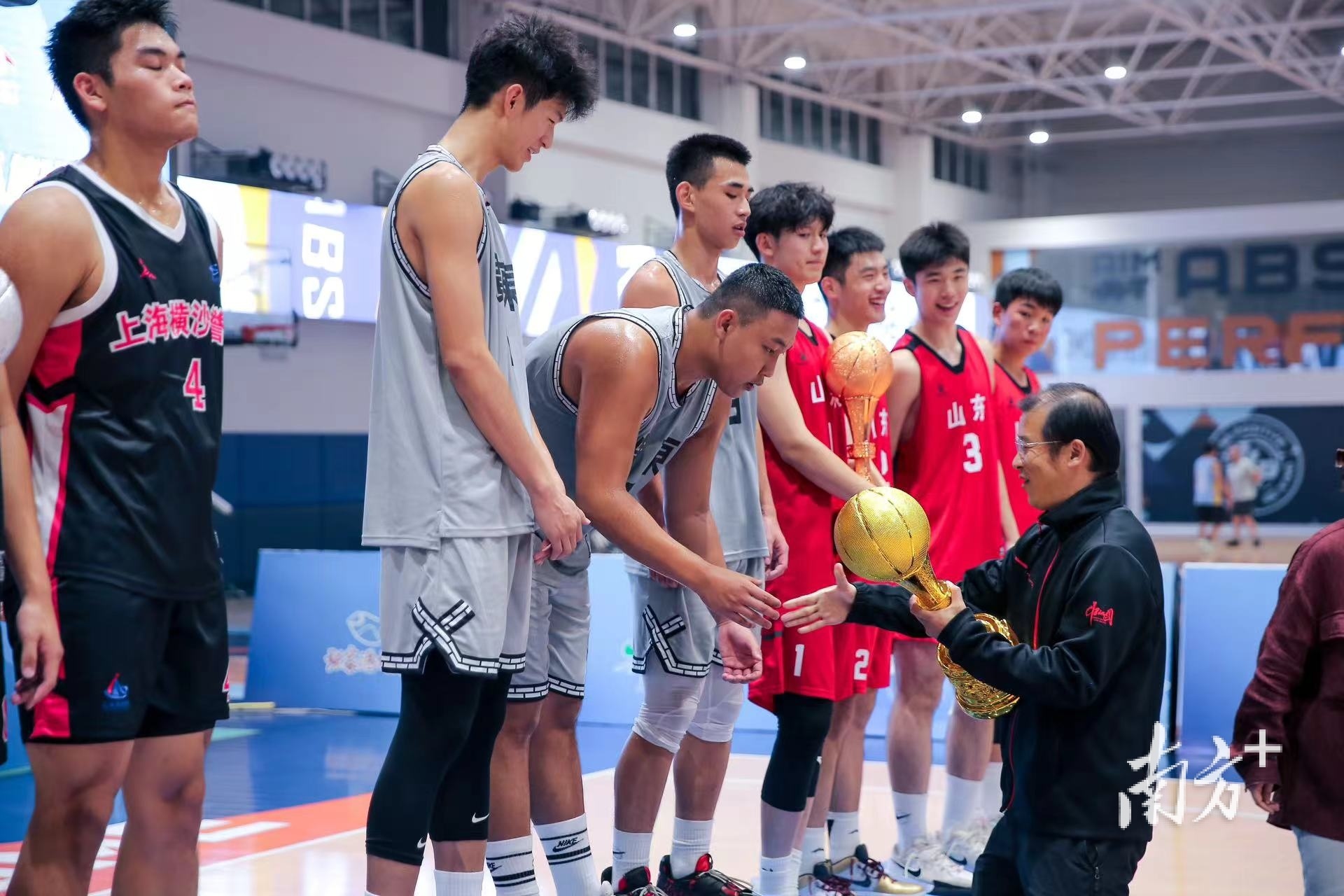 青少年冠军杯篮球赛_2021青少年篮球个人赛_篮球青少年杯赛冠军是谁