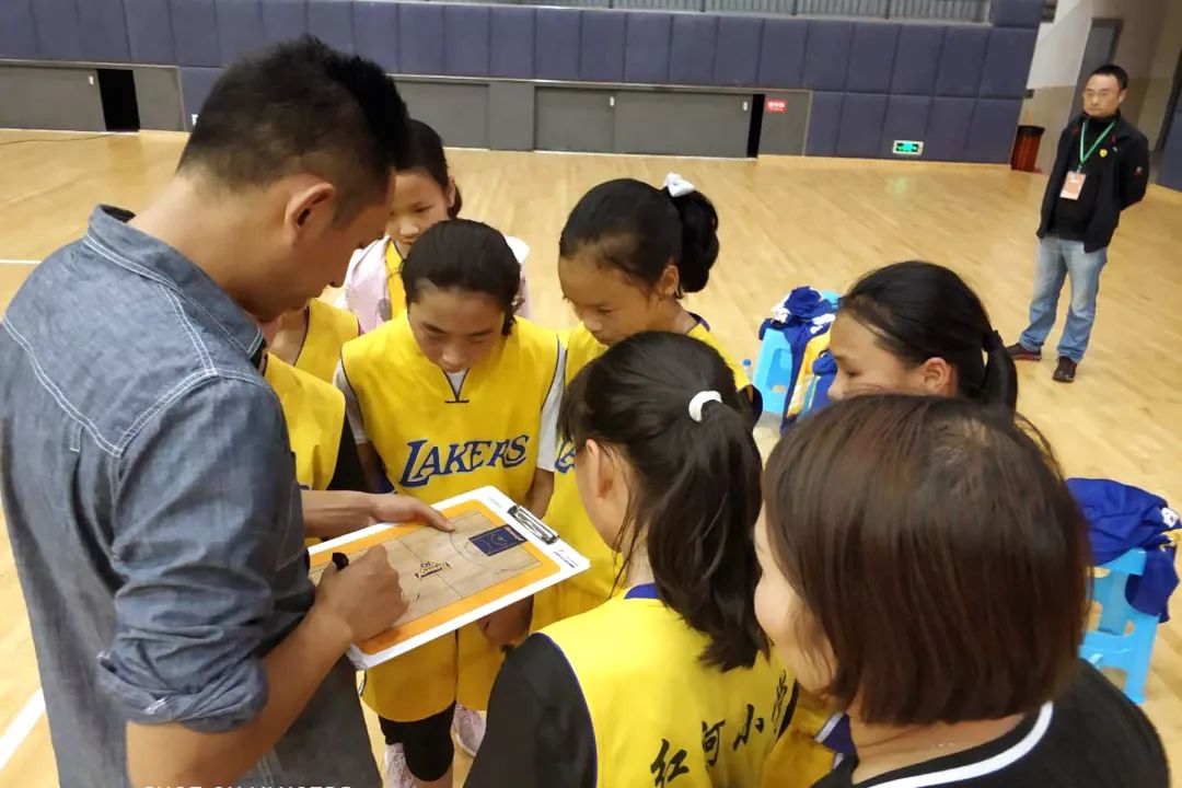 中小学生篮球冠军赛_汊涧小学篮球比赛冠军_2021年小学篮球比赛